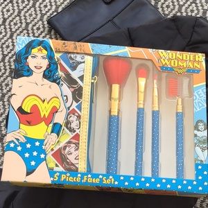 Wonder Woman make up brush set with cosmetic bag